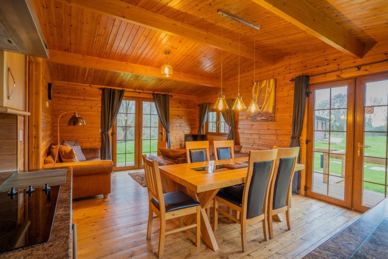 Wall Eden Farm - Luxury Log Cabins And Glamping ハイブリッジ エクステリア 写真