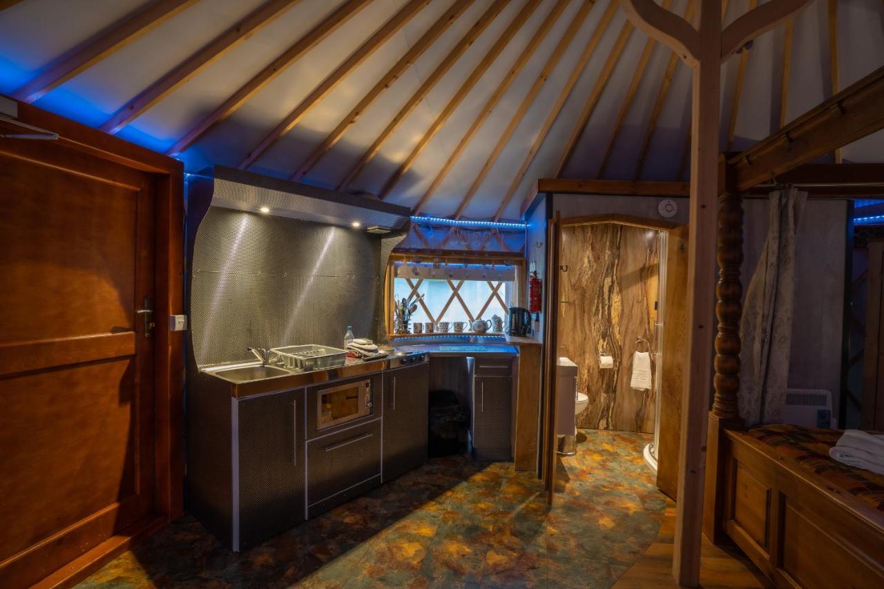 Wall Eden Farm - Luxury Log Cabins And Glamping ハイブリッジ エクステリア 写真