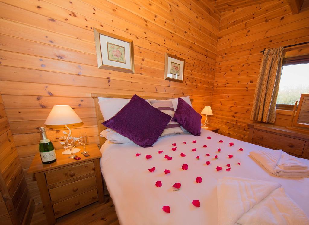 Wall Eden Farm - Luxury Log Cabins And Glamping ハイブリッジ エクステリア 写真